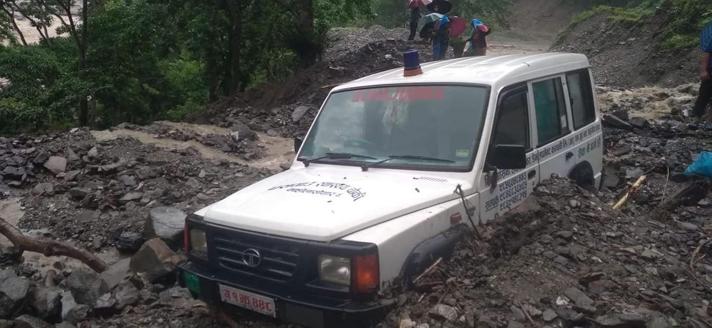 ग्रामीणको दुःखः बिरामीको बाटोमै मृत्यु, बाढीमा एम्बुलेन्स